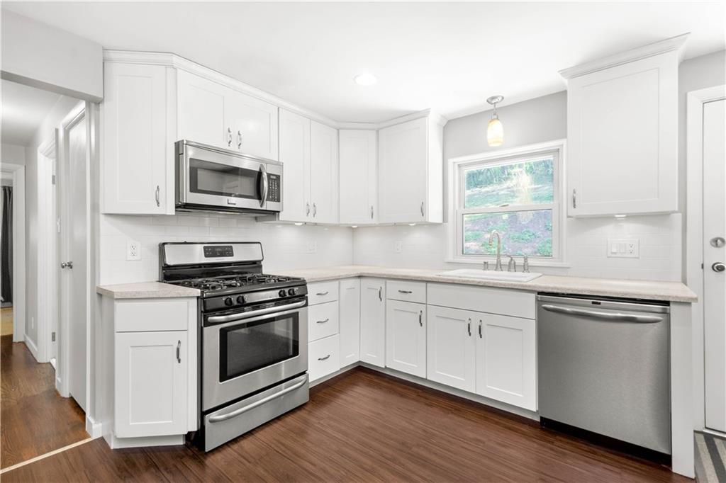 8 Thornridge Road Pittsburgh, PA 15202 - Photo 7 of 18 Frigidaire stove, microwave, and dishwasher