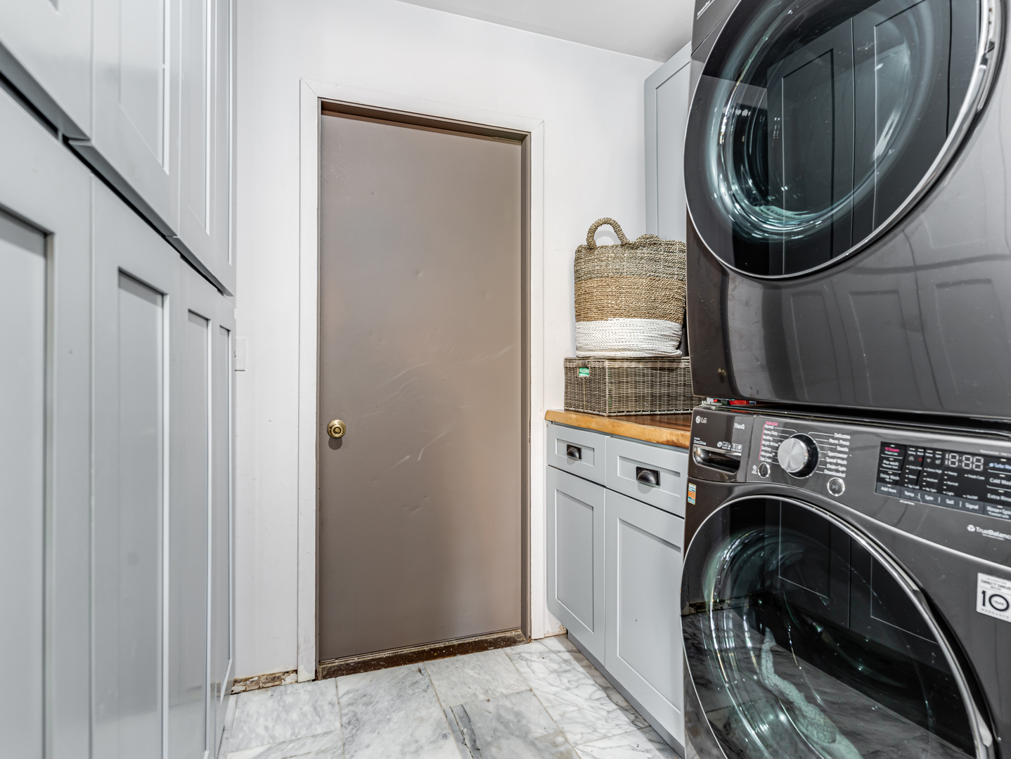 302 Delaware Drive Bolingbrook, IL 60440 - Photo 16 of 21 a utility room with dryer and washer