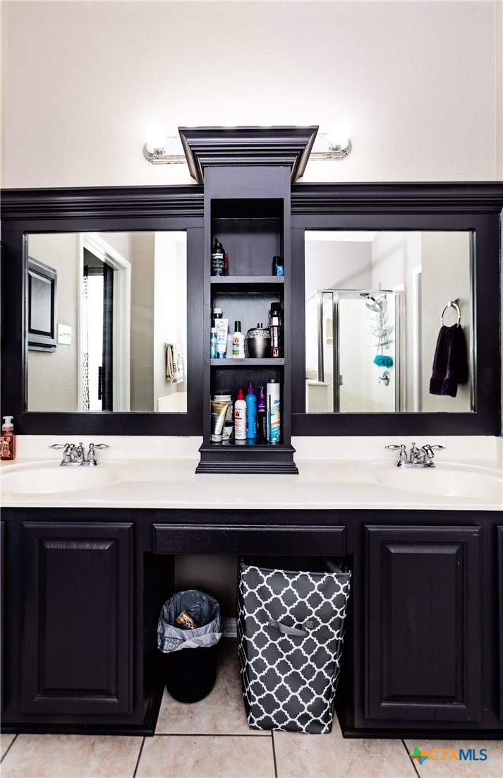 612 Pumpkin Drive Temple, TX 76502 - Photo 19 of 33 a bathroom with a sink and a mirror