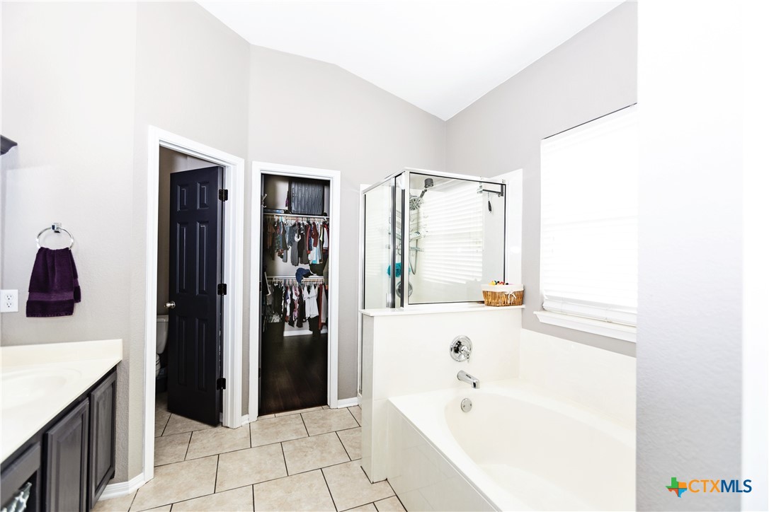 612 Pumpkin Drive Temple, TX 76502 - Photo 20 of 33 a bathroom with a bathtub and a shower