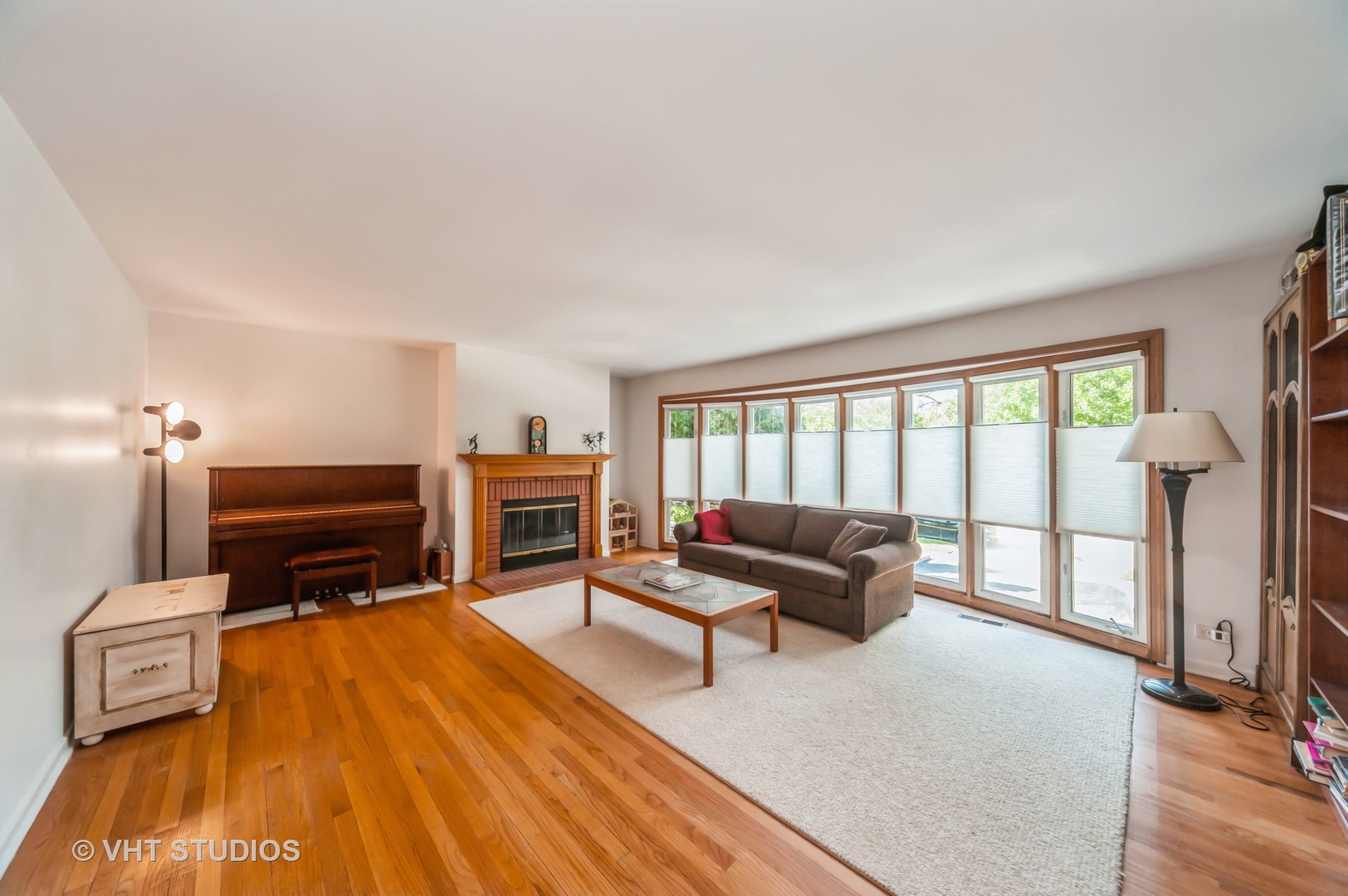 839 Sumac Road Highland Park, IL 60035 - Photo 3 of 19 a living room with furniture and a flat screen tv