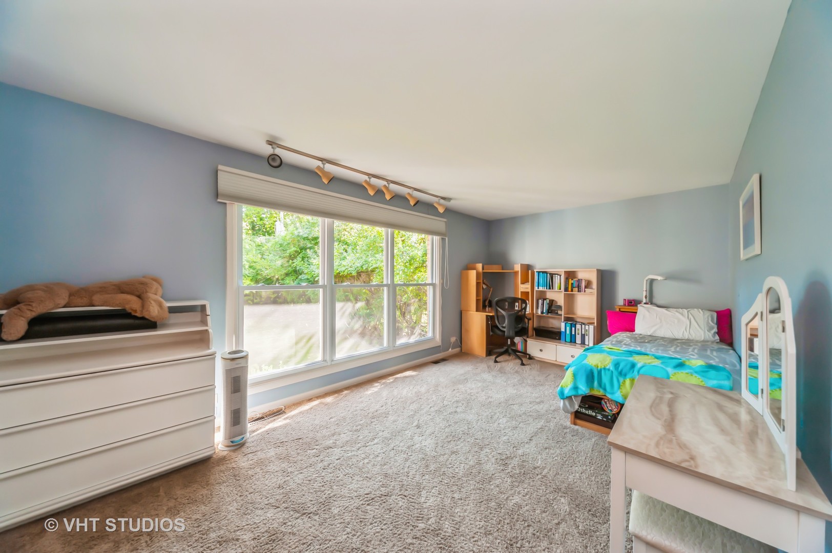 839 Sumac Road Highland Park, IL 60035 - Photo 9 of 19 a living room with furniture and a garage