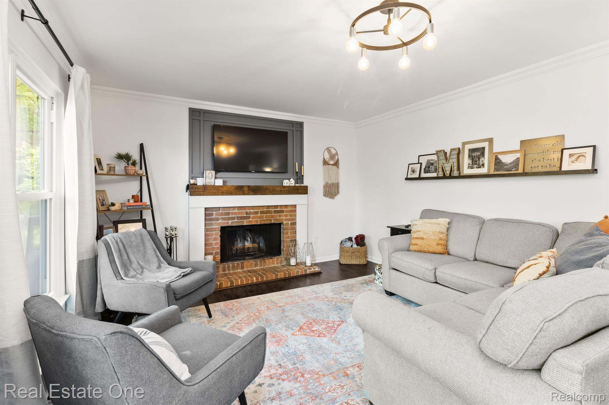 465 Bolinger Street Rochester, MI 48307 - Photo 20 of 46 Great room with natural fireplace