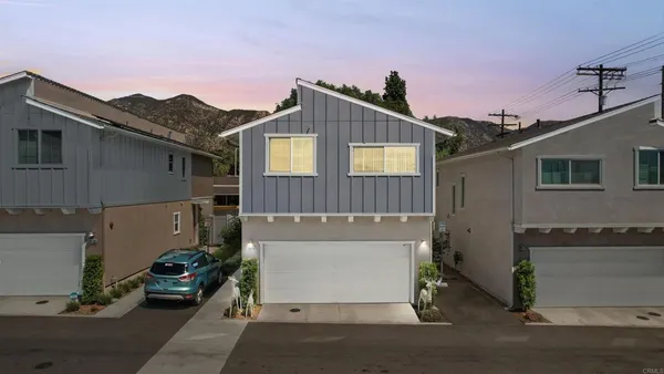 a view of a back yard of the house