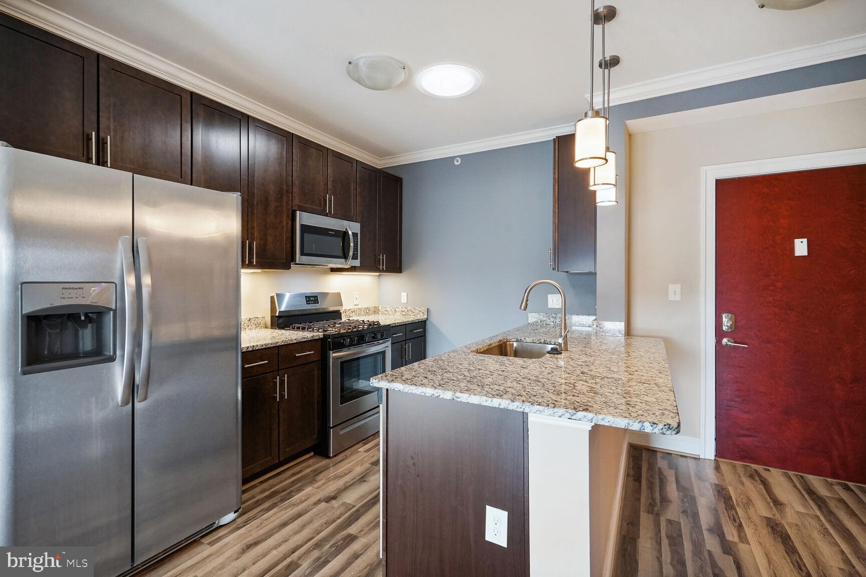 6301 Edsall Road, Unit 423 Alexandria, VA 22312 - Photo 5 of 21 Kitchen with island