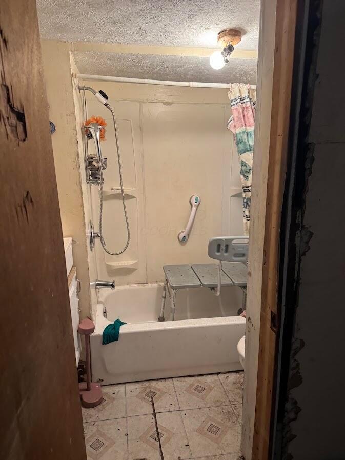 1037 Middle Street Springfield, OH 45503 - Photo 7 of 10 1037 Full bath