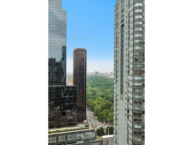 $2,800,000 | 322 West 57th Street, Unit 51M | Hell's Kitchen