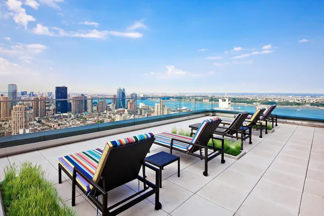 $2,800,000 | 322 West 57th Street, Unit 51M | Hell's Kitchen