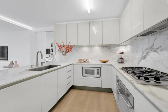 $2,800,000 | 322 West 57th Street, Unit 51M | Hell's Kitchen