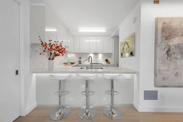 $2,800,000 | 322 West 57th Street, Unit 51M | Hell's Kitchen