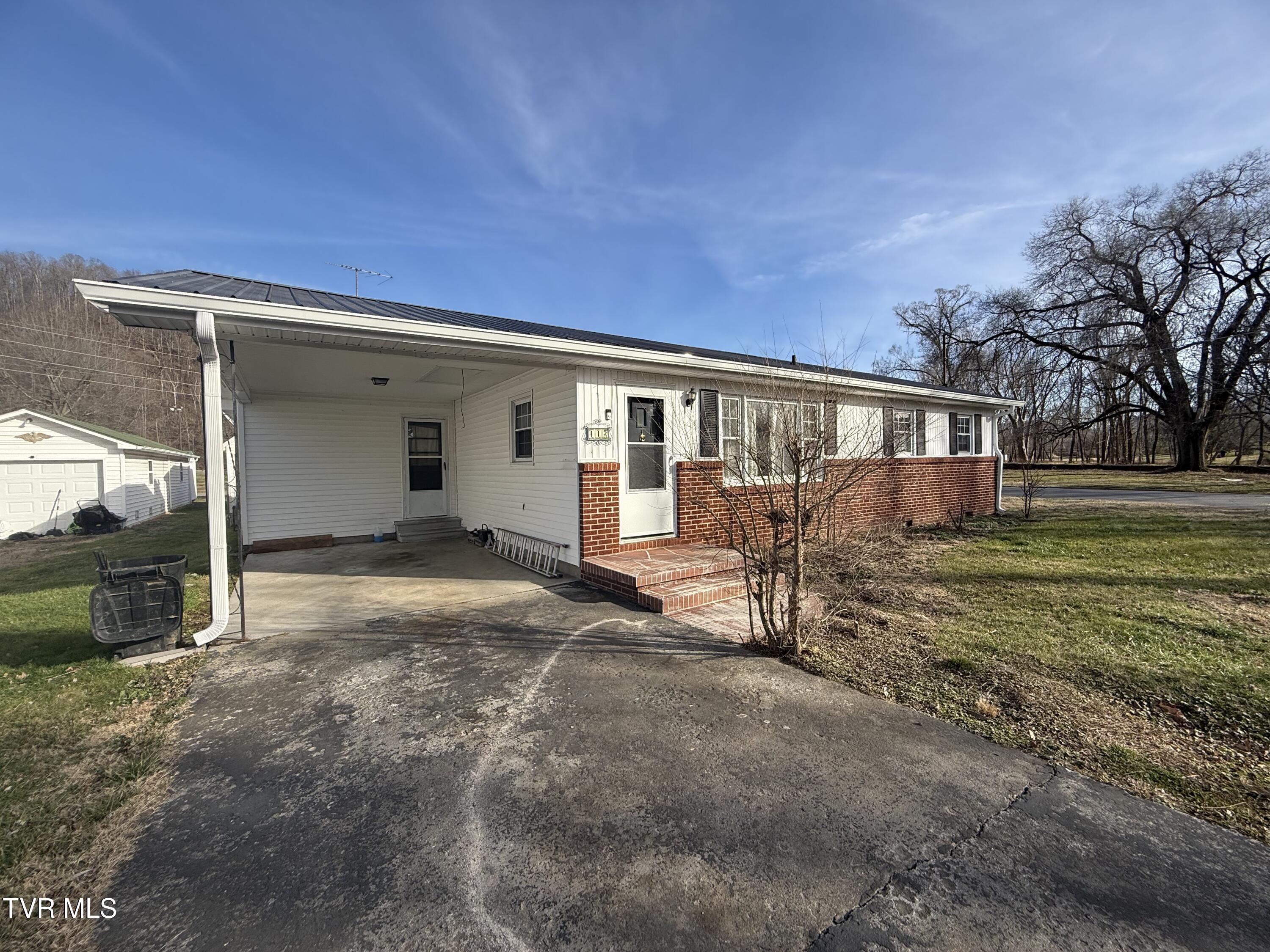 412 South Main Street Elizabethton, TN 37643 - Photo 2 of 22 IMG_0870