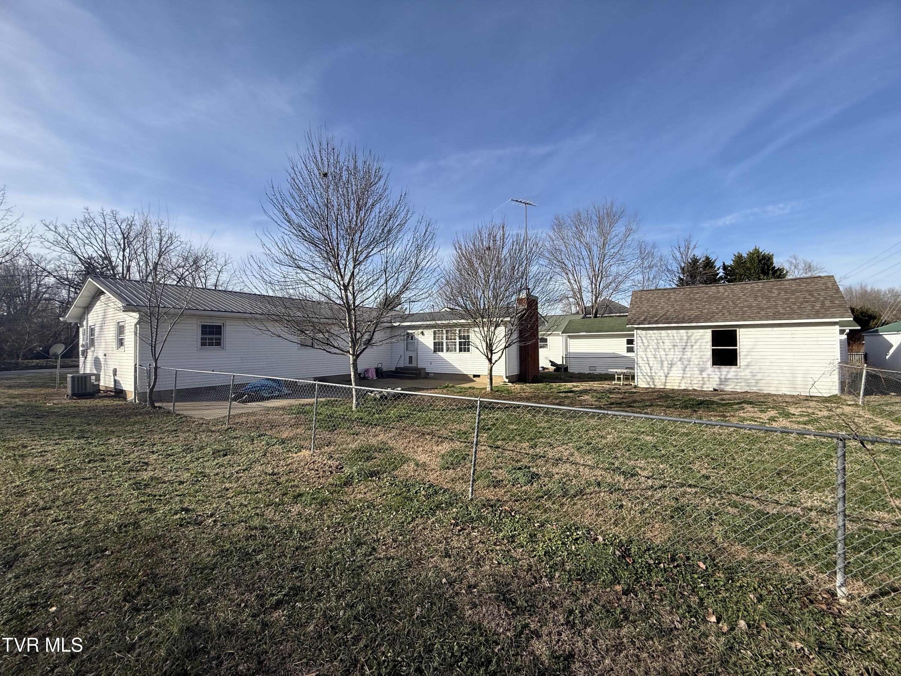 412 South Main Street Elizabethton, TN 37643 - Photo 3 of 22 IMG_0867