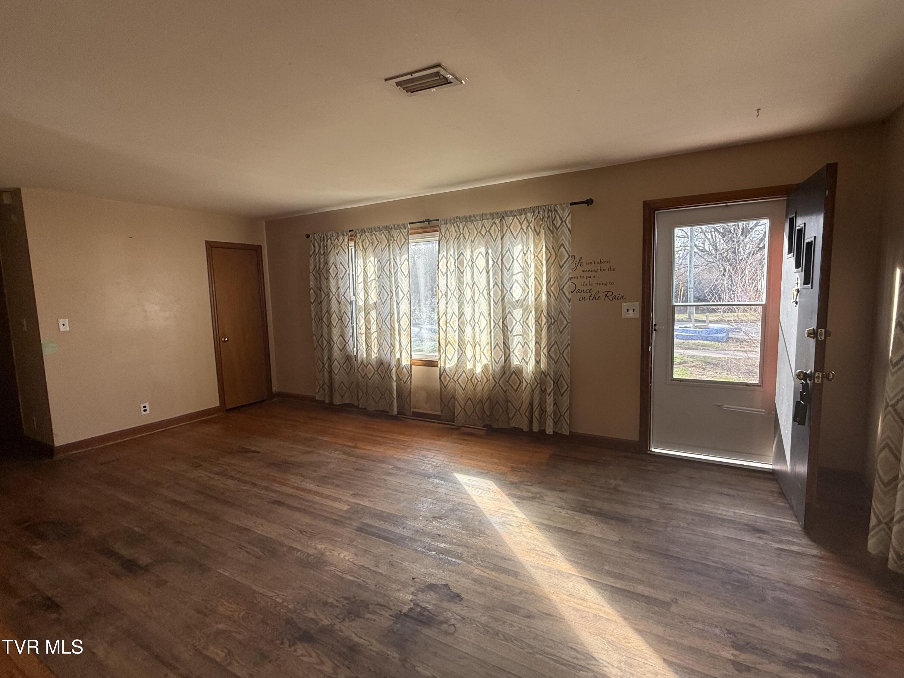 412 South Main Street Elizabethton, TN 37643 - Photo 7 of 22 IMG_0855