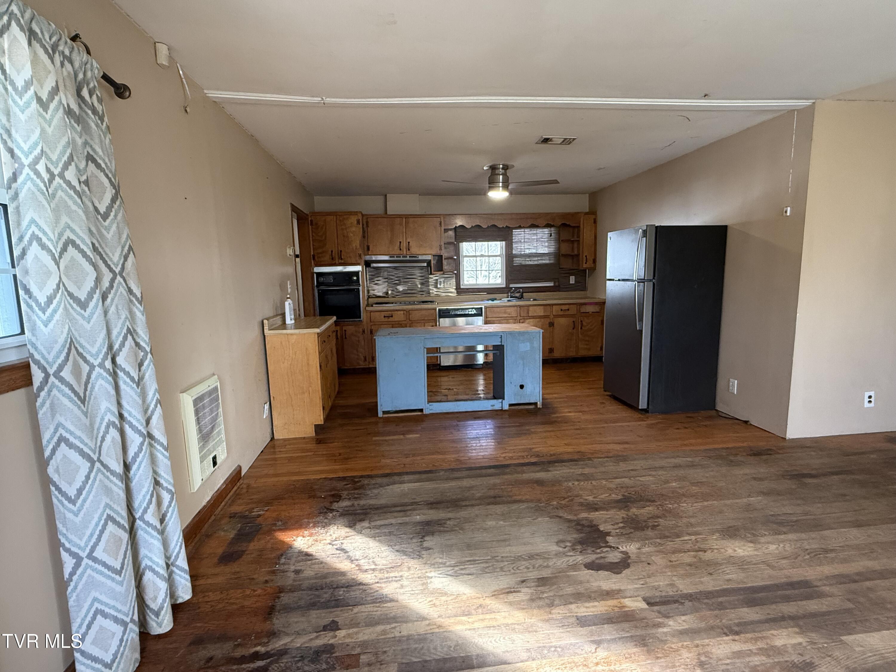 412 South Main Street Elizabethton, TN 37643 - Photo 8 of 22 IMG_0853