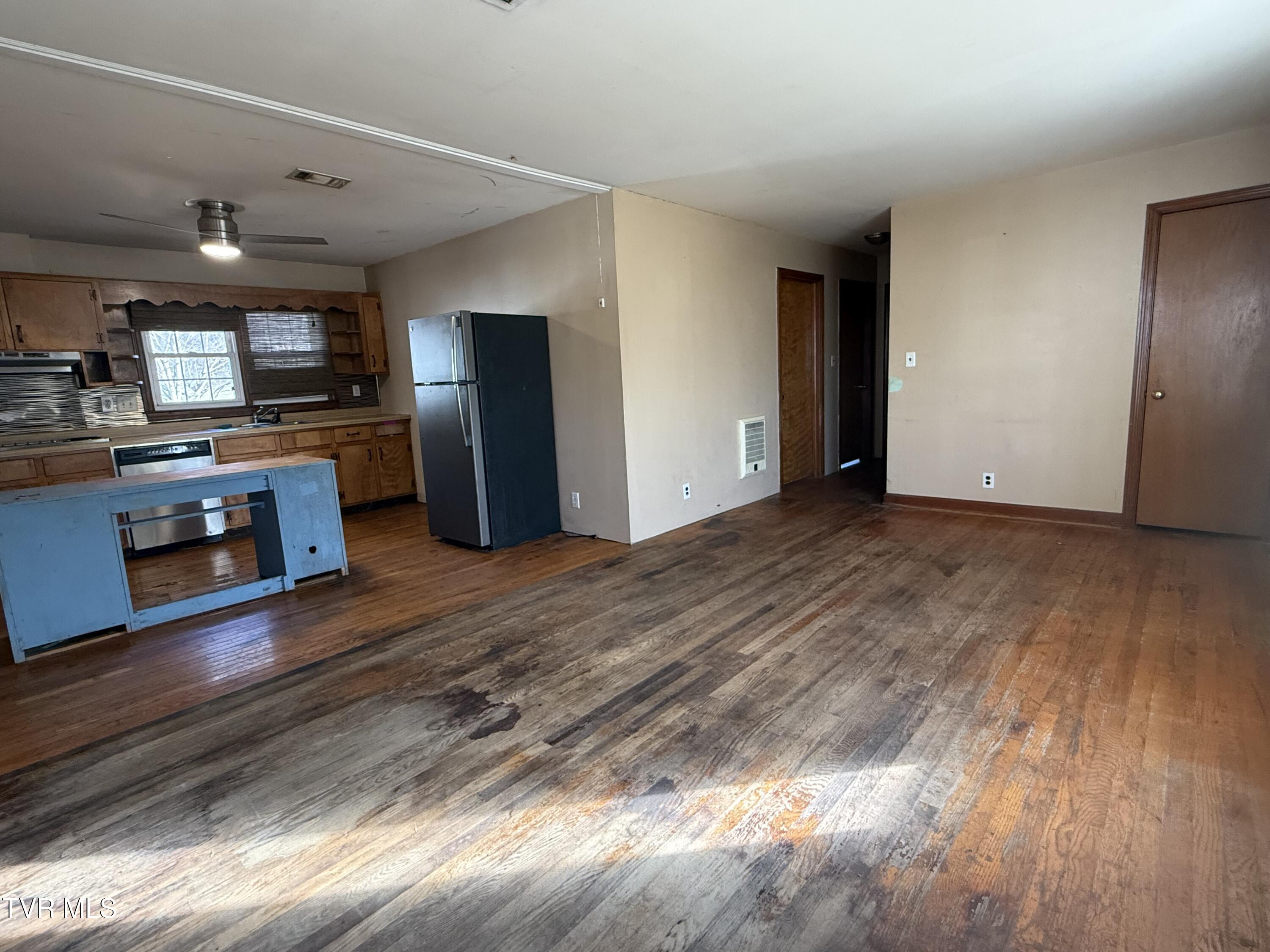 412 South Main Street Elizabethton, TN 37643 - Photo 10 of 22 IMG_0852