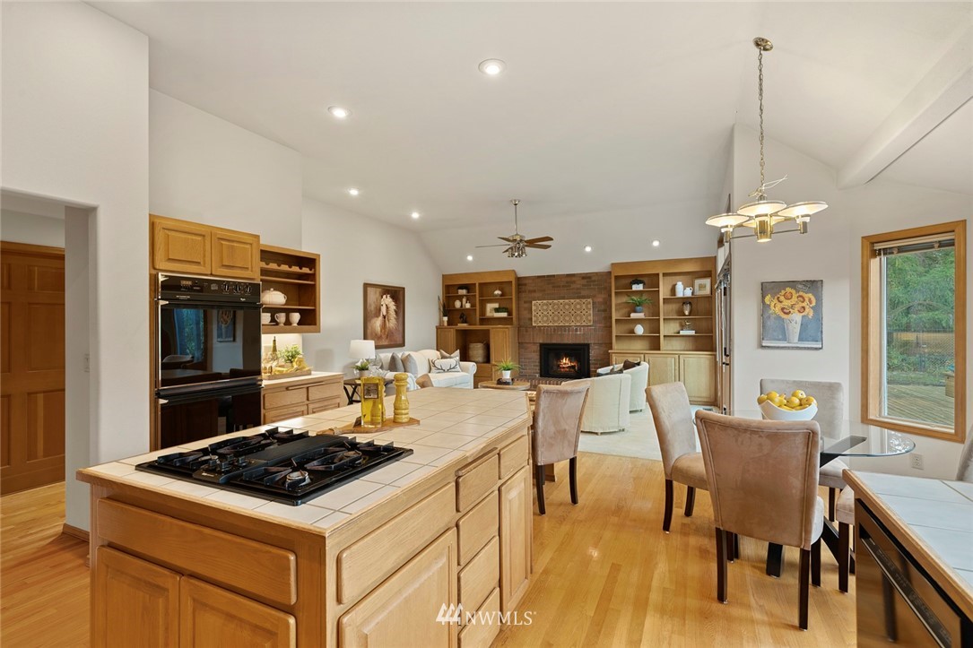 21140 Southeast May Valley Road Issaquah, WA 98027 - Photo 5 of 32 Gallery Image 5