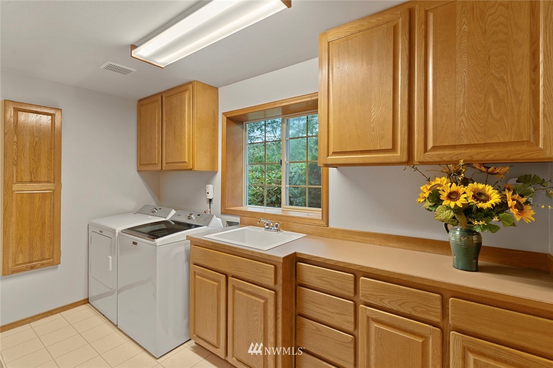 21140 Southeast May Valley Road Issaquah, WA 98027 - Photo 10 of 32 Gallery Image 10