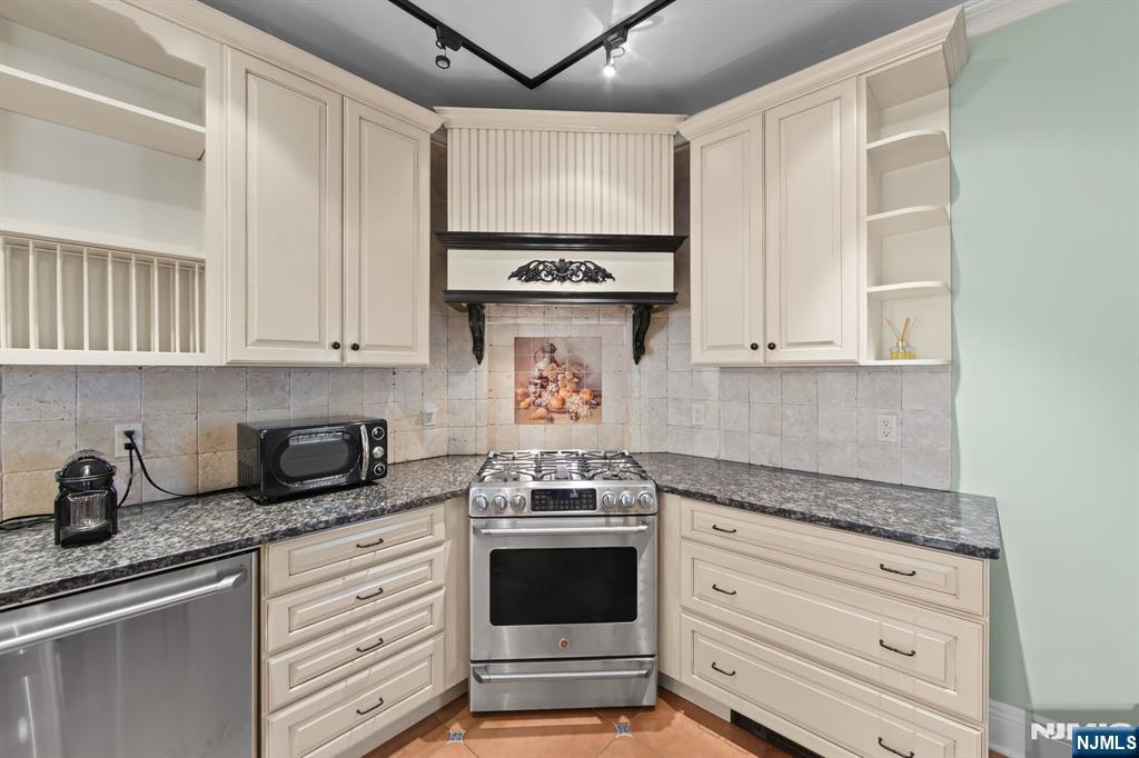 308 Demarest Avenue Closter, NJ 07624 - Photo 10 of 39