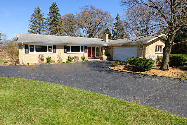 567 King Muir Road Lake Forest, IL 60045 - Photo 1 of 1 a front view of a house with a garden