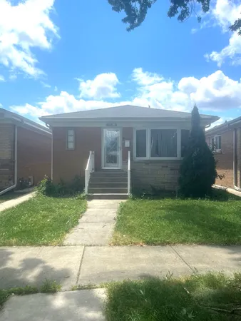 a view of back yard of the house