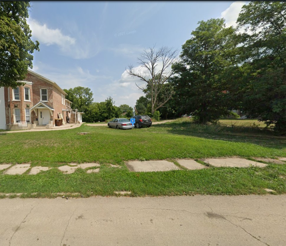411 South Adams Avenue Freeport, IL 61032 - Photo 2 of 5