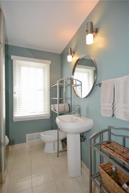 104 Hawthorne Road Fox Chapel, PA 15238 - Photo 18 of 24 Third bedroom offers a private bath for convenience.