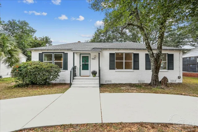 a view of a house with a yard