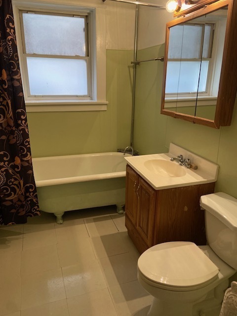 4022 West Cermak Road Chicago, IL 60623 - Photo 9 of 15 a bathroom with a sink a toilet and bathtub