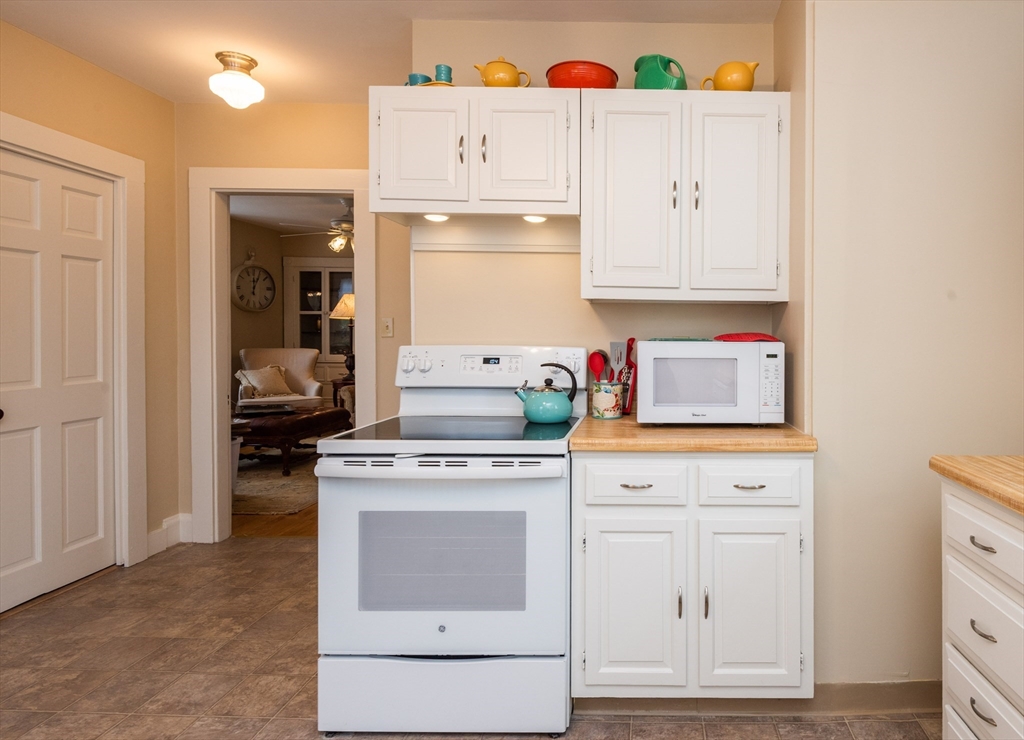 55 Linebrook Road, Unit 1 Ipswich, MA 01938 - Photo 20 of 25 a kitchen with cabinets and a stove