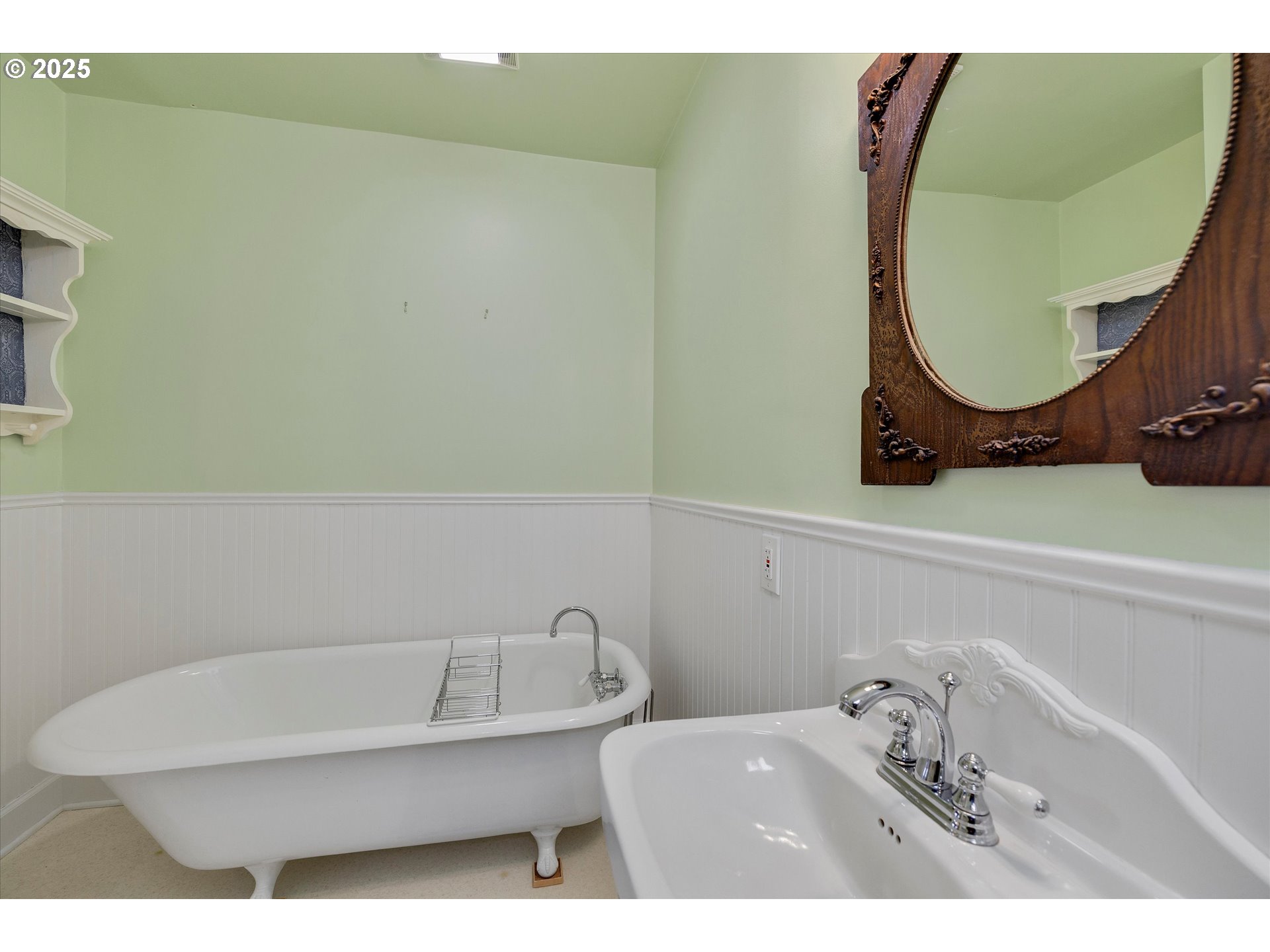 14097 South Livesay Road Oregon City, OR 97045 - Photo 14 of 31 Bathroom