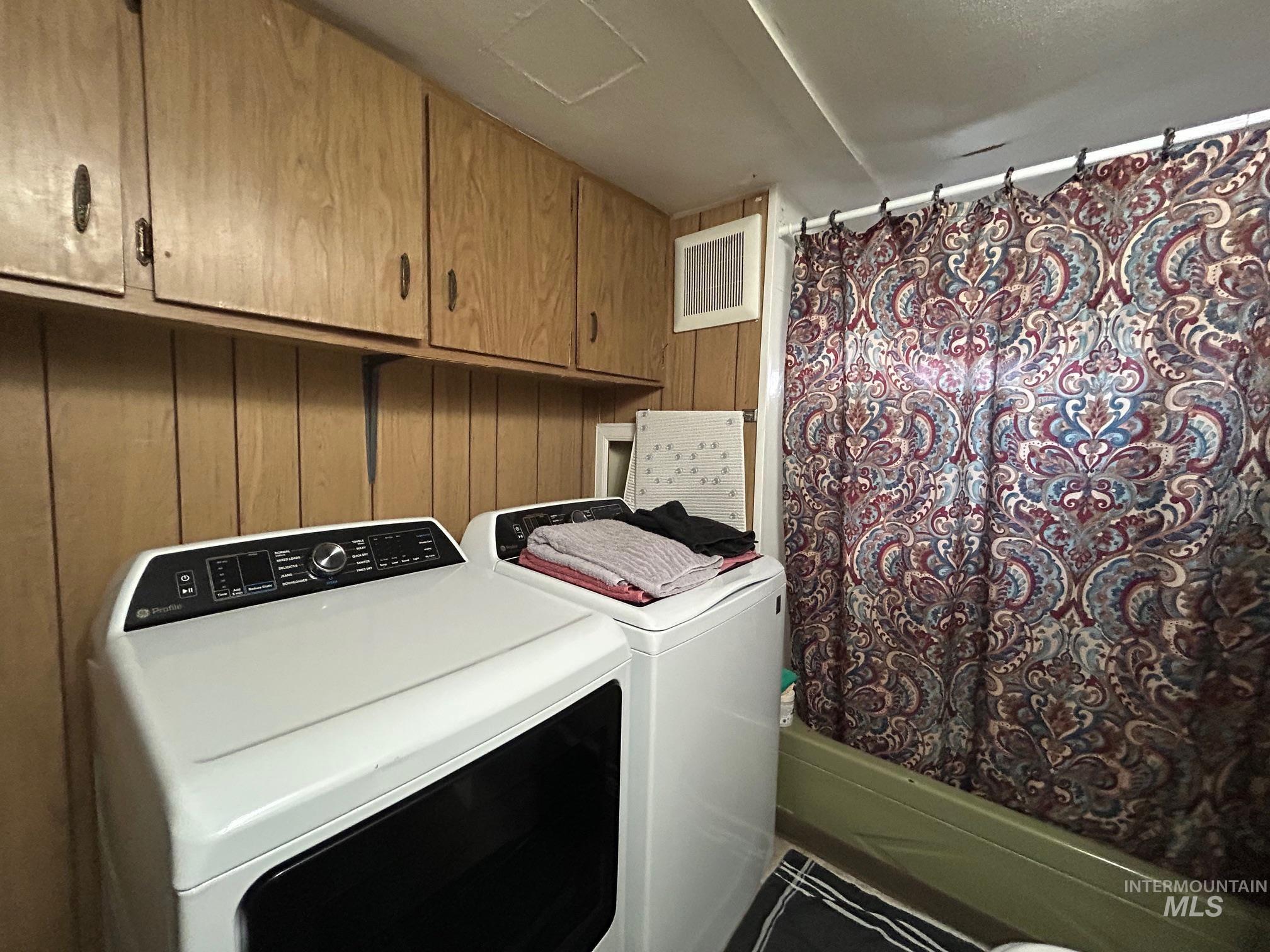 1383 Fair Street, Unit 5 Clarkston, WA 99403 - Photo 13 of 16 Laundry area featuring washing machine and clothes dryer and cabinet space