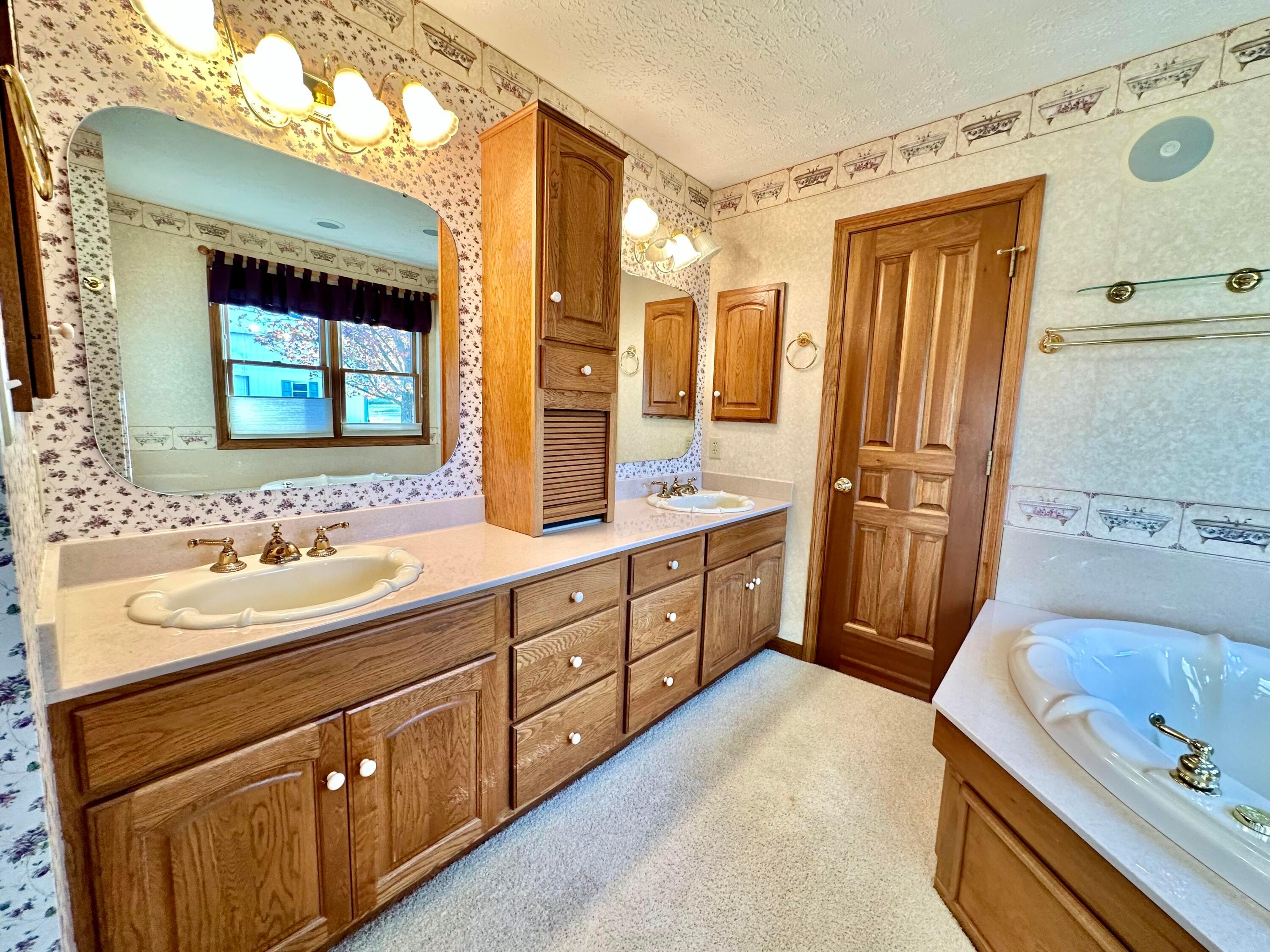 6189 Giehl Road Delaware, OH 43015 - Photo 35 of 70 Primary suite bath.