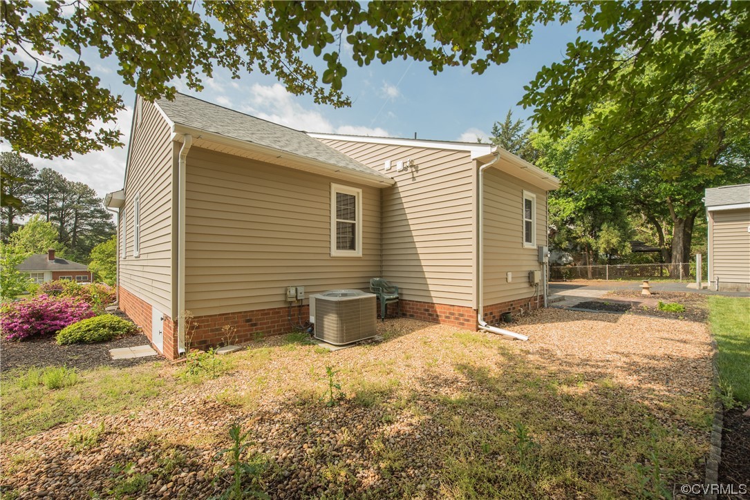 7508 Donder Road Richmond, VA 23294 - Photo 37 of 38 a backyard of a house with lots of green space