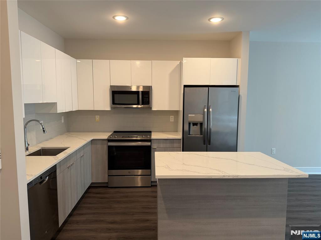 470 Main Street, Unit 408 Fort Lee, NJ 07024 - Photo 3 of 15