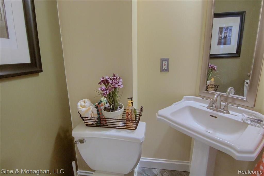 951 Roslyn Road Grosse Pointe Woods, MI 48236 - Photo 12 of 29