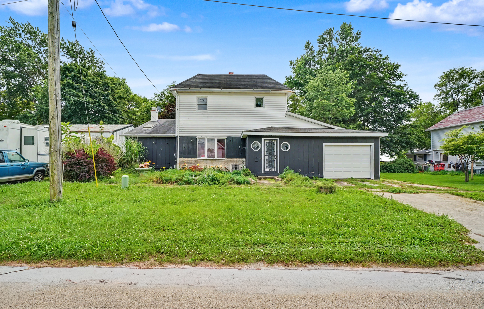 105 Maple Street Roberts, IL 60962 - Photo 2 of 38