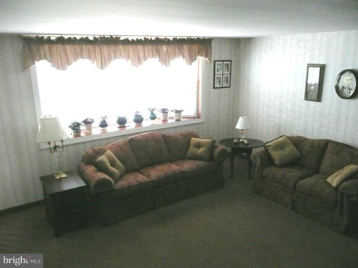 11757 Brandon Road Philadelphia, PA 19154 - Photo 3 of 14 Living Room