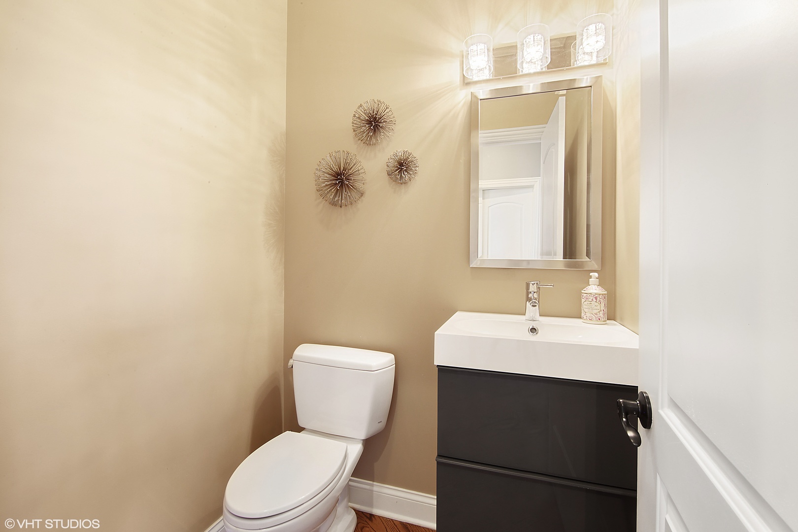 435 Ridge Road Highland Park, IL 60035 - Photo 28 of 30 a bathroom with a sink a toilet and a mirror