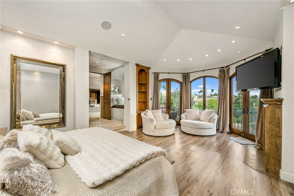 215 South Poinsettia Avenue Manhattan Beach, CA 90266 - Photo 24 of 64 a large bedroom with a large bed and windows