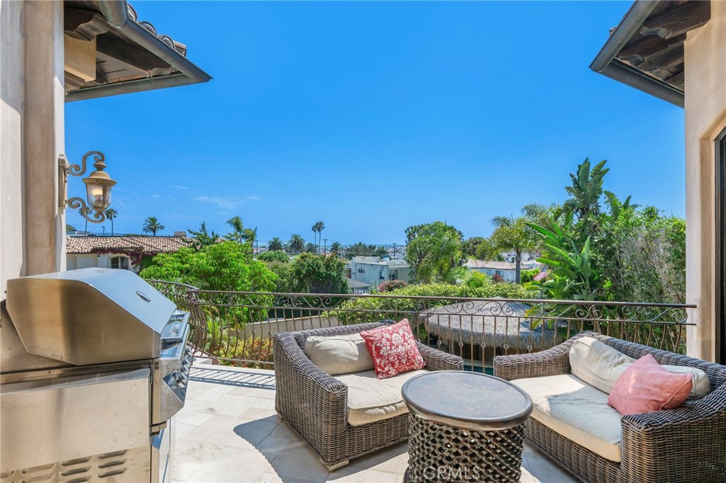 215 South Poinsettia Avenue Manhattan Beach, CA 90266 - Photo 26 of 64 a view of a chairs and table in the patio