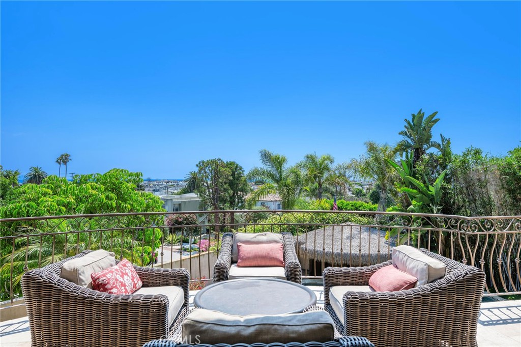 215 South Poinsettia Avenue Manhattan Beach, CA 90266 - Photo 27 of 64 a patio with hardwood table and chairs
