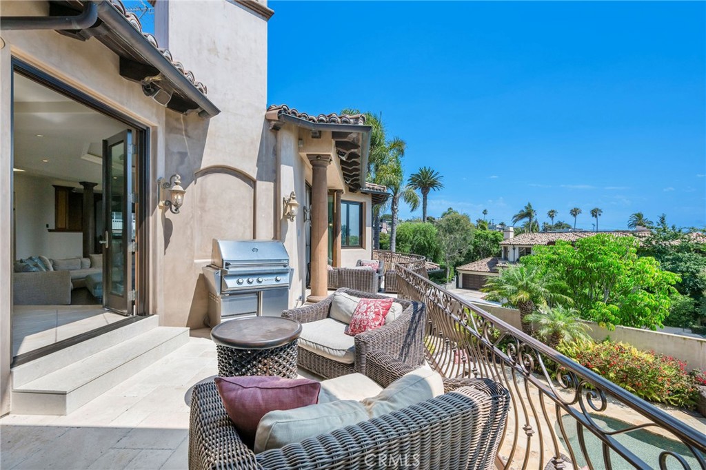 215 South Poinsettia Avenue Manhattan Beach, CA 90266 - Photo 29 of 64 a view of balcony and patio