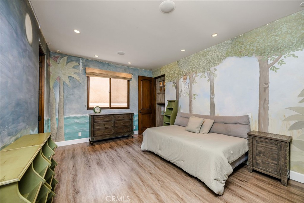 215 South Poinsettia Avenue Manhattan Beach, CA 90266 - Photo 35 of 64 a bedroom with a bed and a large window