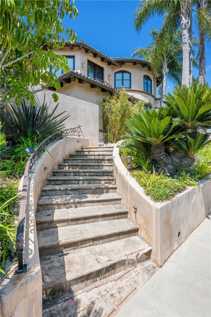 215 South Poinsettia Avenue Manhattan Beach, CA 90266 - Photo 5 of 64 a view of a house with a yard