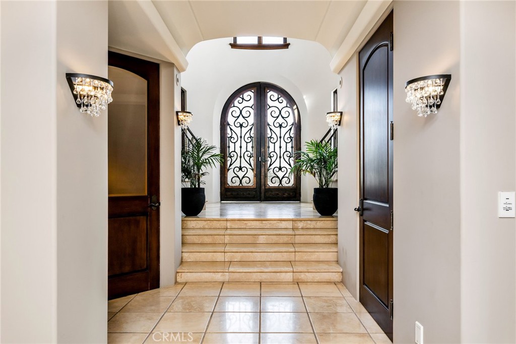 215 South Poinsettia Avenue Manhattan Beach, CA 90266 - Photo 8 of 64 a view of a entryway door front of a house