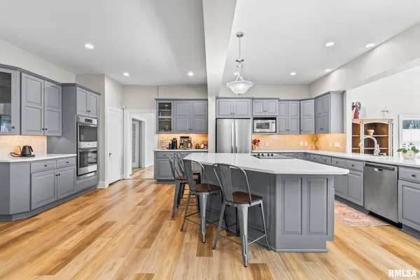 $730,000 | 9343 County Road 1 North, New Berlin, IL 62670