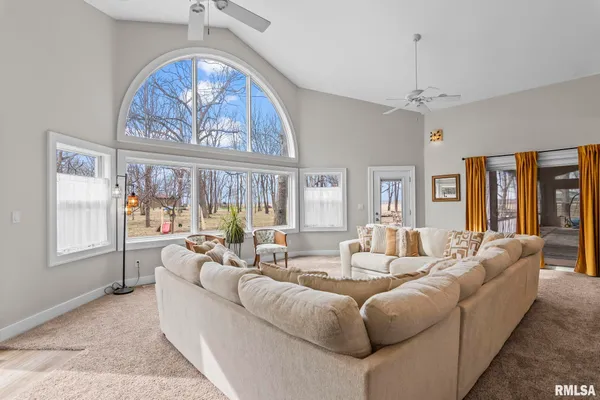 $730,000 | 9343 County Road 1 North, New Berlin, IL 62670