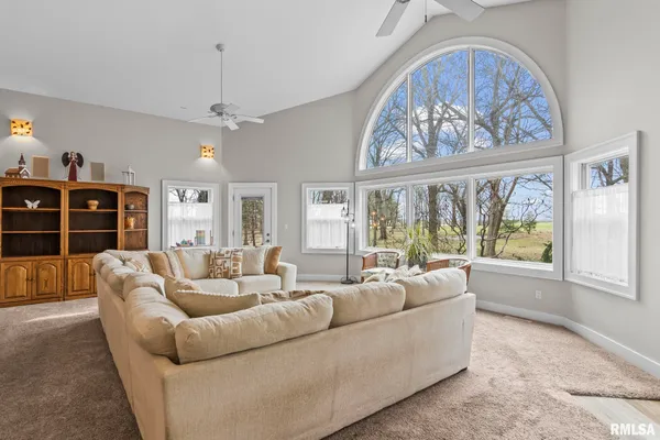 $730,000 | 9343 County Road 1 North, New Berlin, IL 62670