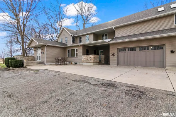 $730,000 | 9343 County Road 1 North, New Berlin, IL 62670