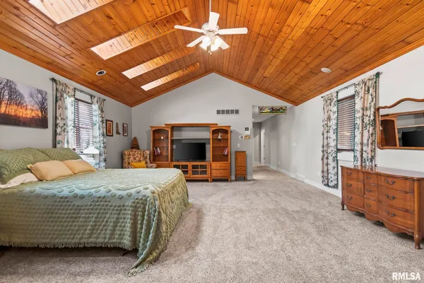 $730,000 | 9343 County Road 1 North, New Berlin, IL 62670